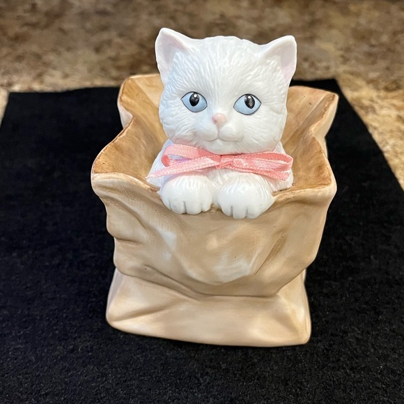 San Francisco Music Box Company Other - San Francisco Music Box Co. Ceramic Cat Figurine with Pink Bow Music Box